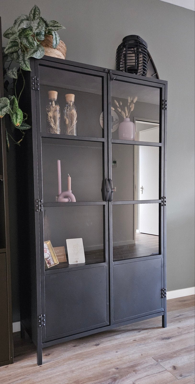 vitrine kast zwart metaal, Huis en Inrichting, Ophalen, 50 tot 100 cm, Zo goed als nieuw, Metaal
