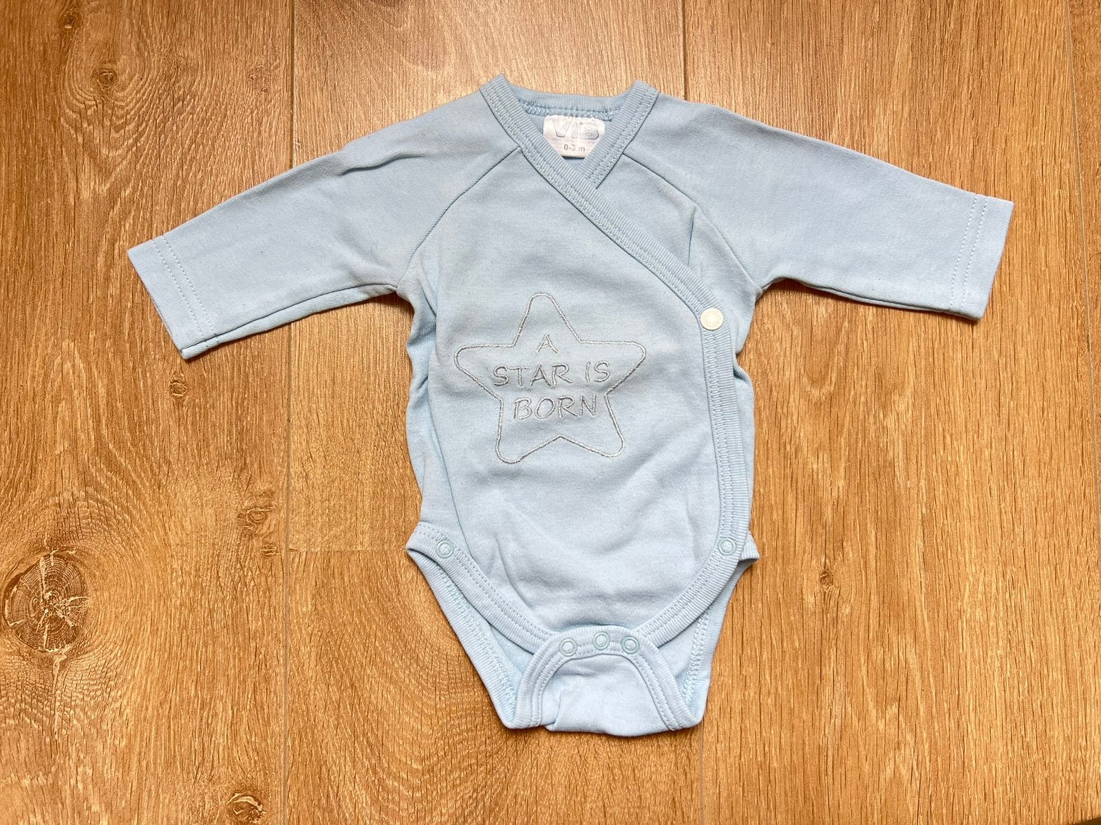 VIB rompertje blauw a star is born 0-3 maanden, Ophalen of Verzenden, Zo goed als nieuw, Jongetje, Nacht- of Onderkleding