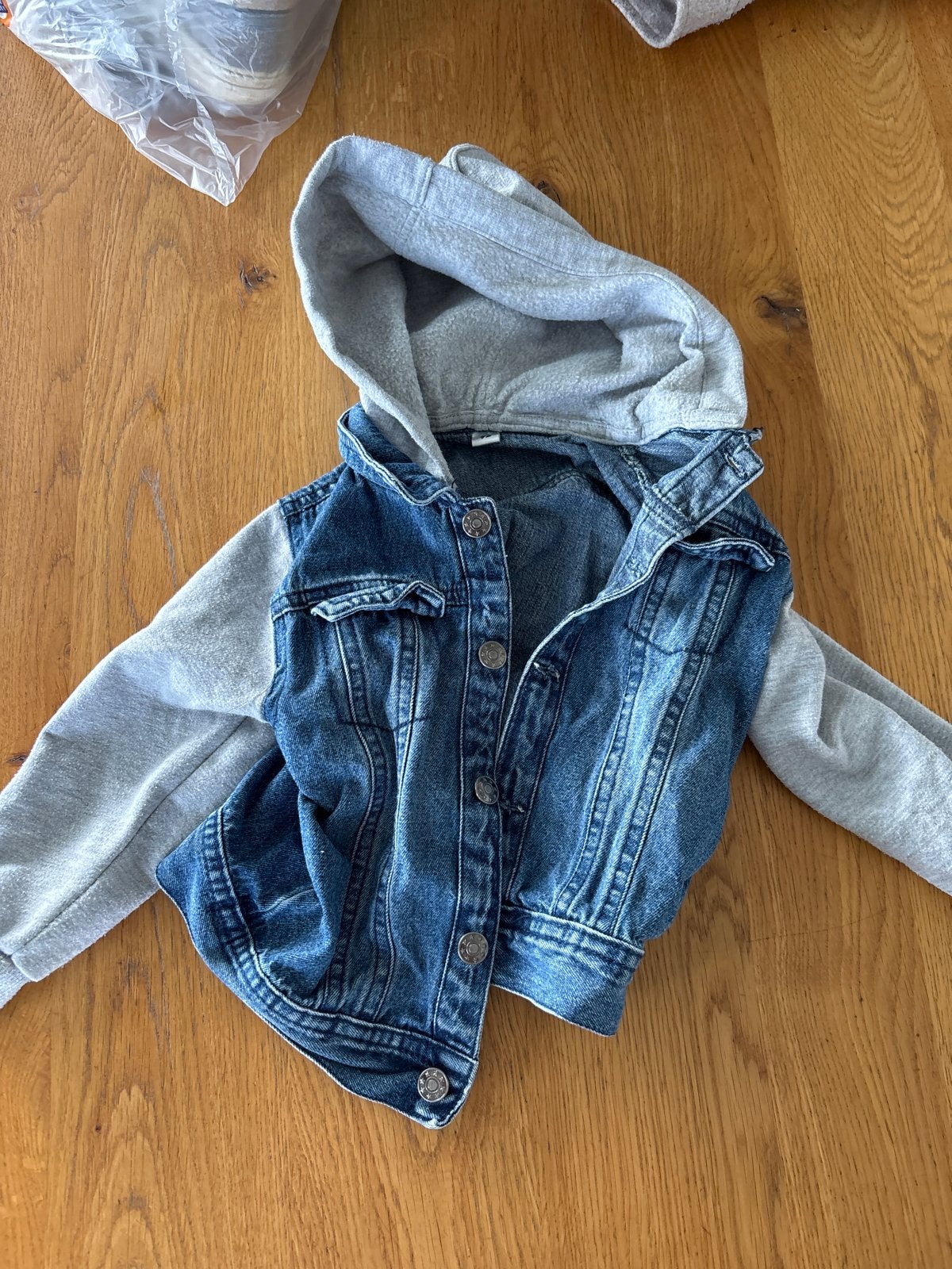 Stoer spijkerjasje met capuchon - Maat 92, Kinderen en Baby's, Kinderkleding | Maat 92, Ophalen of Verzenden, Gebruikt, Jongen of Meisje