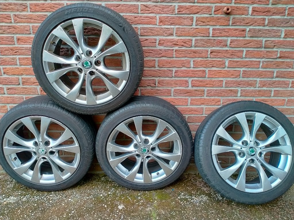 17 inch SKODA velgen met HIFLY 225-45-17, Ophalen, Gebruikt, Banden en Velgen, 17 inch