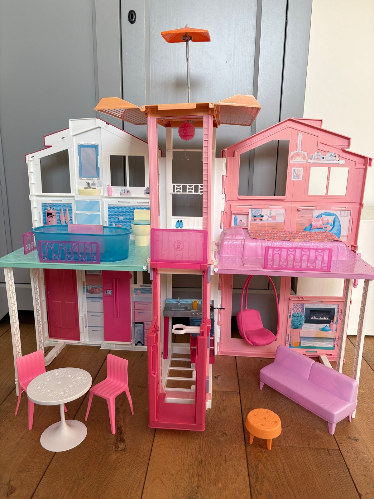 Barbiehuis Malibu 3 verdiepingen met meubels, Ophalen, Gebruikt, Poppenhuis