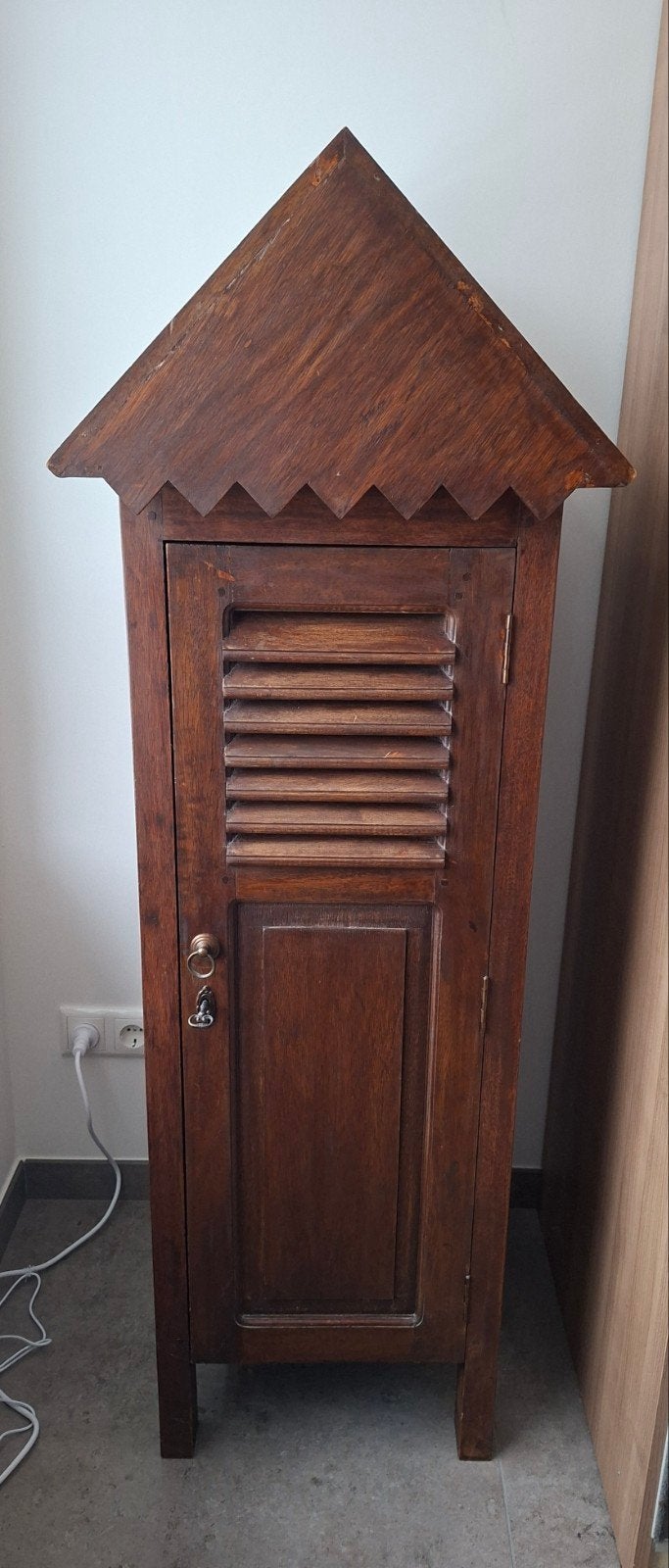 Mooi houten kast met puntdak, Ophalen