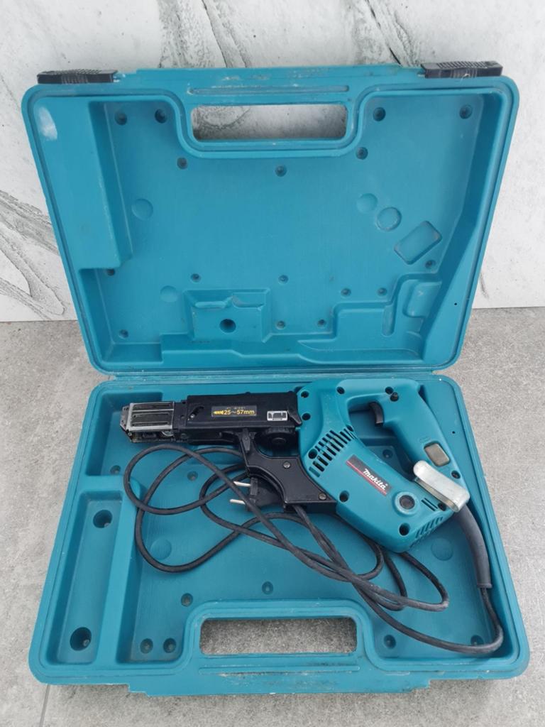 MAKITA Schroefautomaat 6834, Ophalen, Gebruikt, 600 watt of meer, Boor- en Schroefmachine