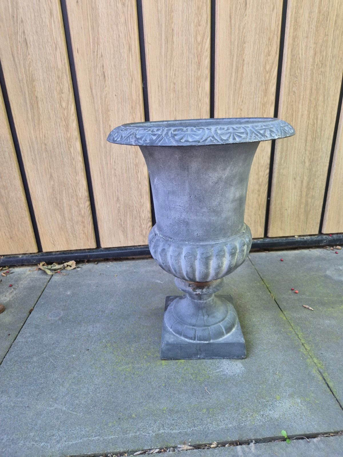 grote gietijzeren vaas op voet, Antiek en Kunst, Curiosa en Brocante, Ophalen