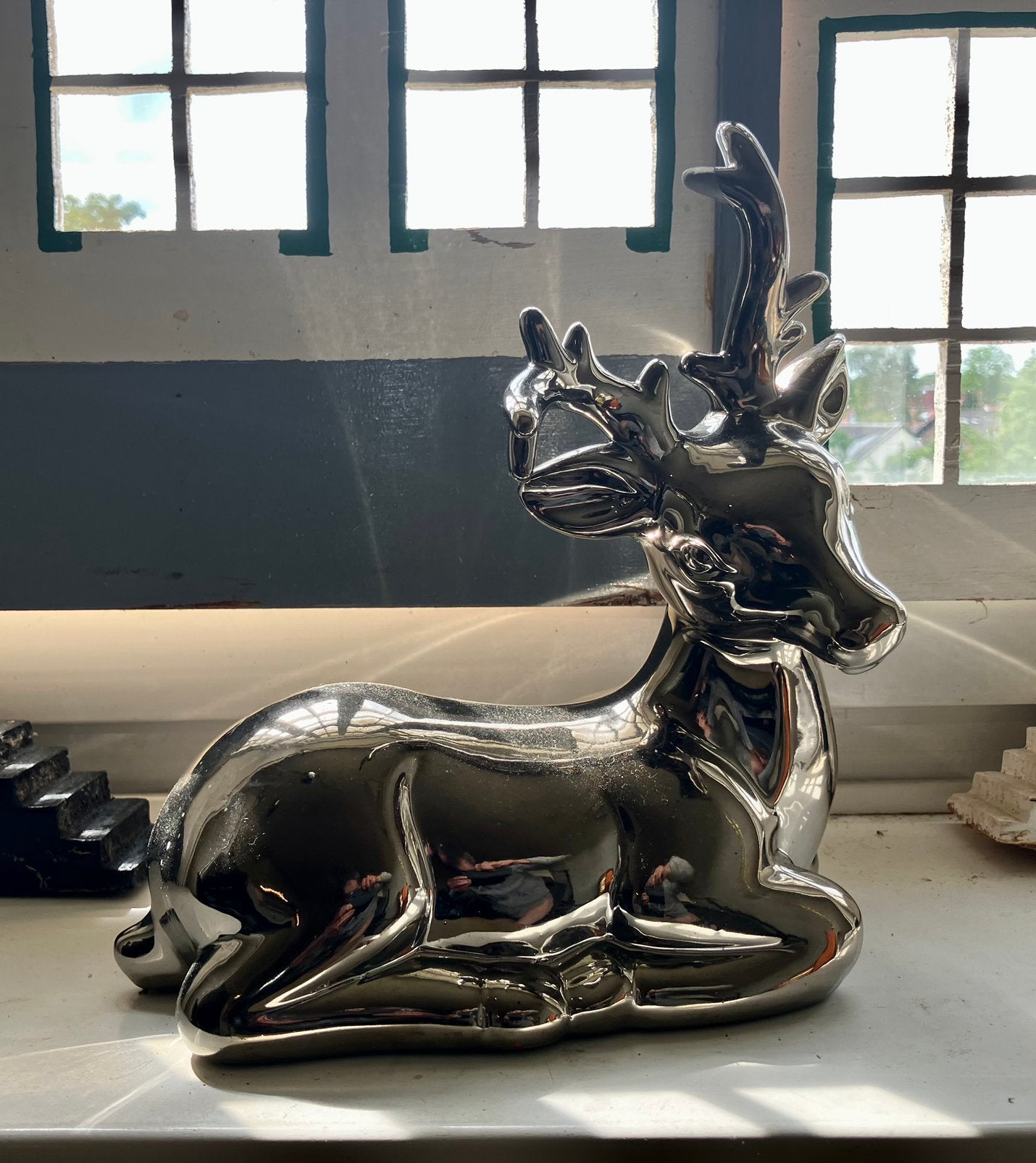 Zilverkleurig decoratief hert, liggend, Huis en Inrichting, Woonaccessoires | Overige, Zo goed als nieuw, Zilver, Modern, Ophalen of Verzenden