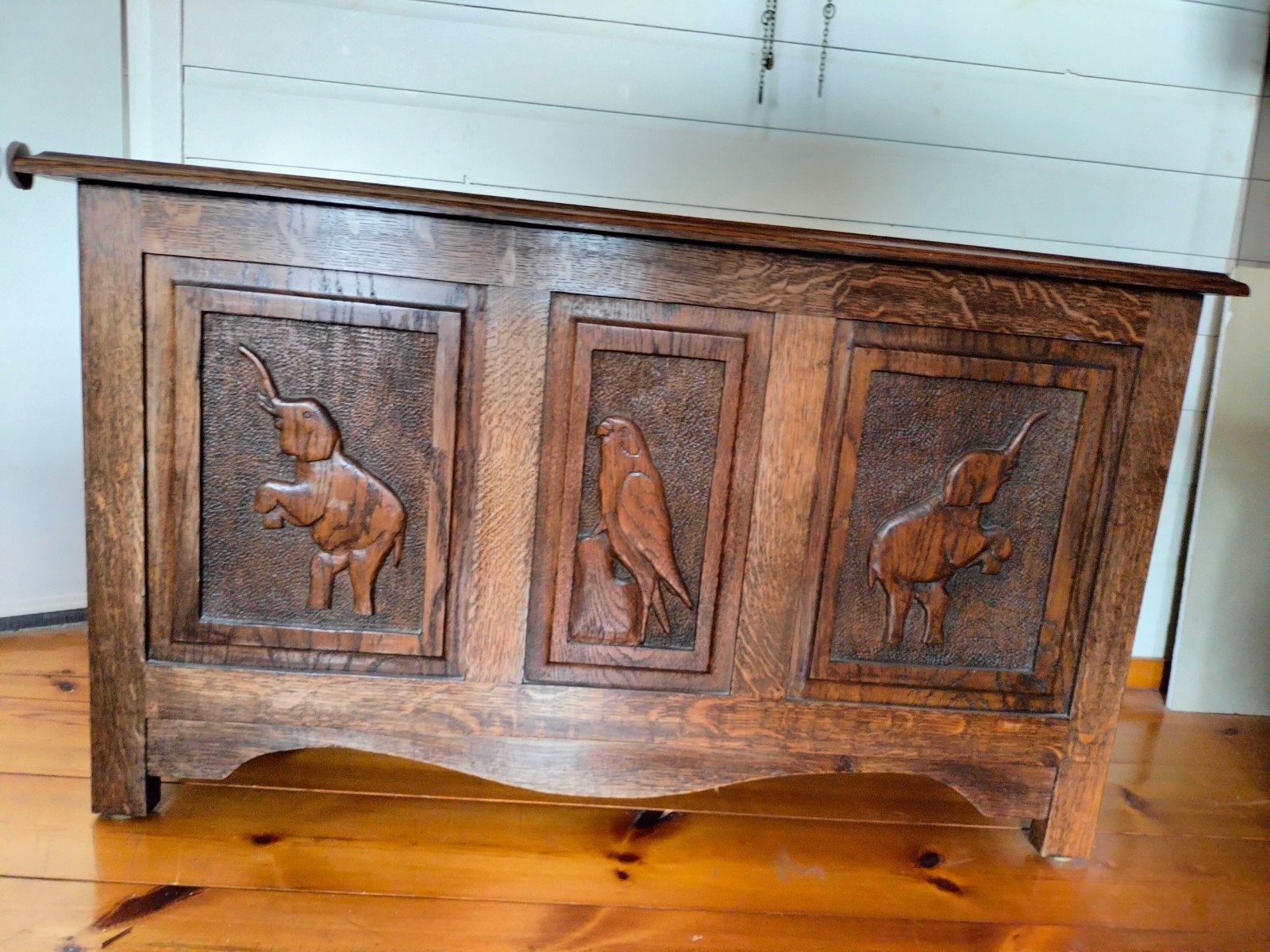 Houten kist met houtsnijwerk van dieren, Huis en Inrichting, Woonaccessoires | Kisten, Ophalen, Gebruikt, 50 tot 100 cm, Minder dan 50 cm