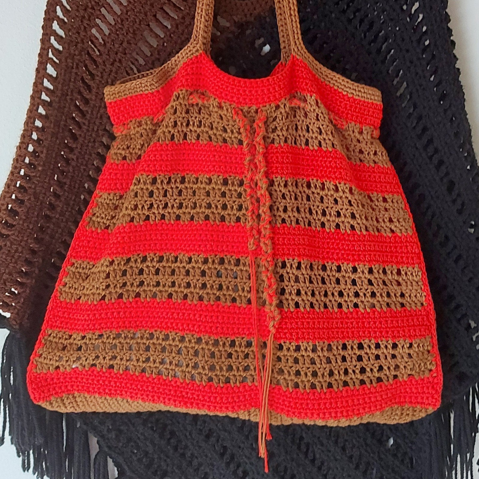 NIEUW! handgemaakt gehaakte buidel tas, rood bruin gestreept, Sieraden, Tassen en Uiterlijk, Tassen | Damestassen, Ophalen of Verzenden