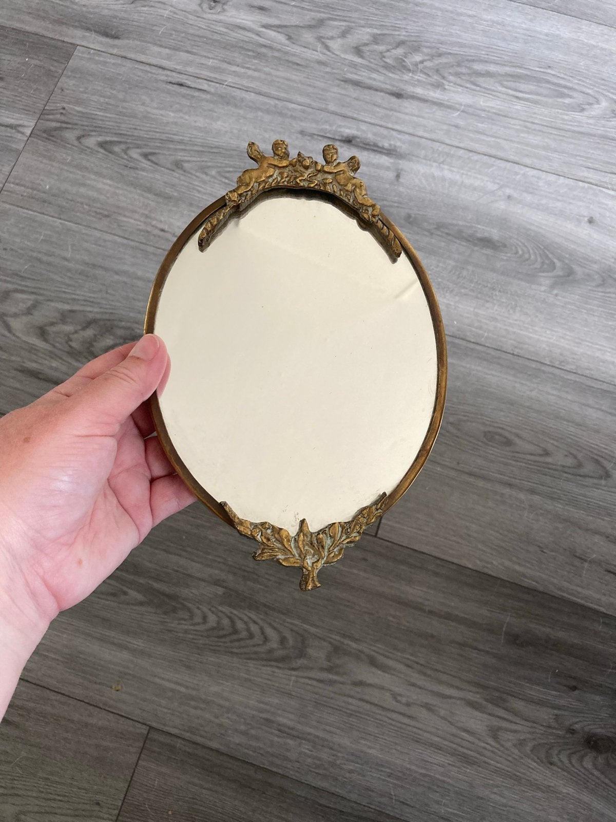 Vintage ovaal spiegel met engeltjes en bladmotief, Ophalen of Verzenden, Ovaal, Minder dan 50 cm, Minder dan 100 cm