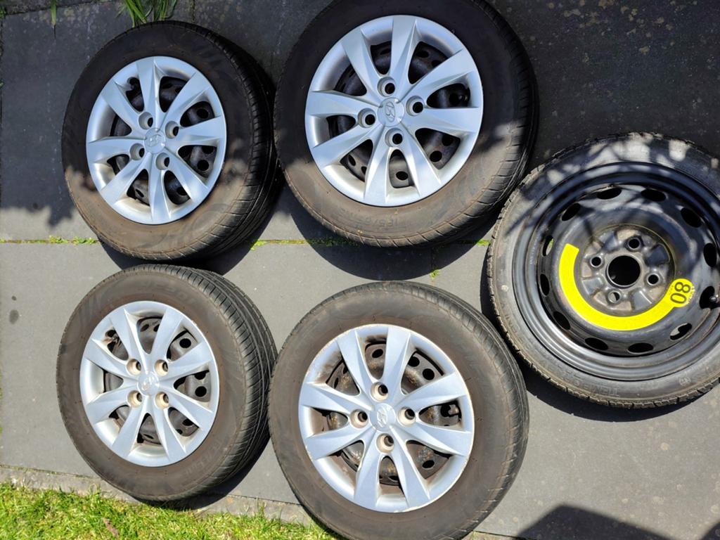 Set zomerbanden 13" velgen (incl. TMPS en wieldopppen), Ophalen, Gebruikt, 13 inch, Banden en Velgen