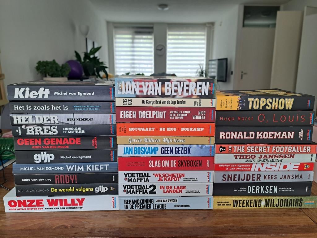 29 Voetbalbiografieën van voetbal international (VI), Boeken, Ophalen of Verzenden, Zo goed als nieuw