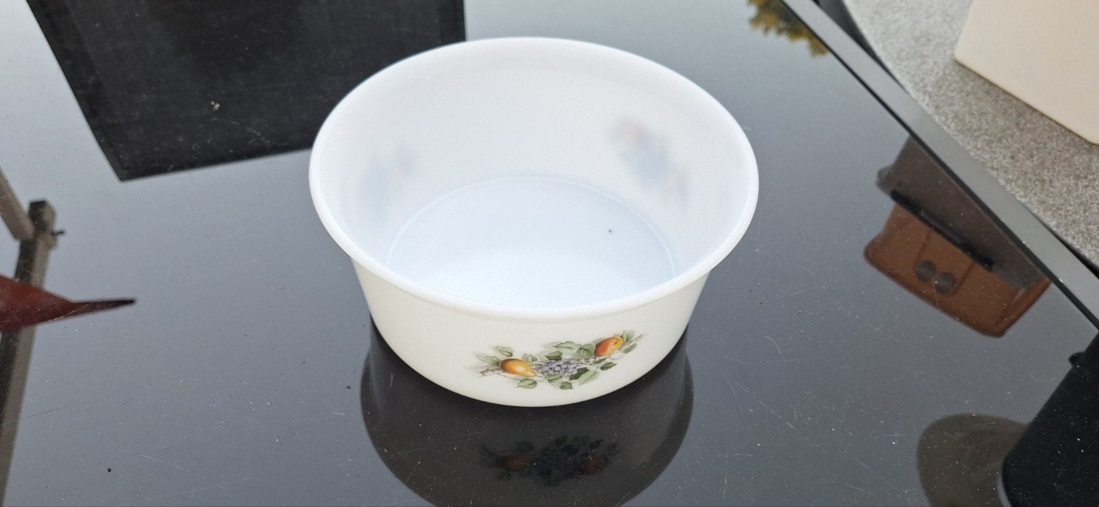 Vintage Arcopal schaal met fruitdecoratie, Ophalen, Glas, Overige stijlen, Schaal of Schalen