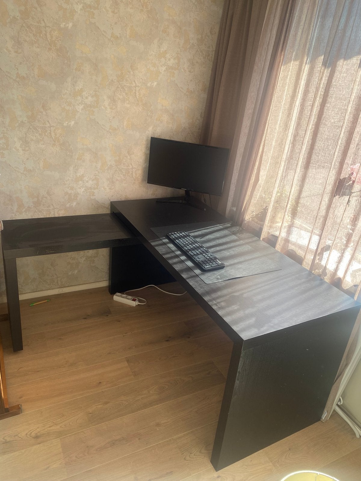 Mooi bijna ongebruikt bureau MALM ikea, Ophalen, Zo goed als nieuw