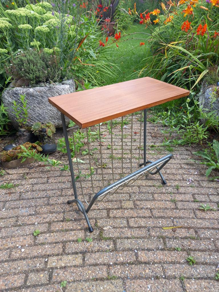 Retro asymmetrisch magazine rek, bijzettafeltje, Ophalen of Verzenden, Huis en Inrichting