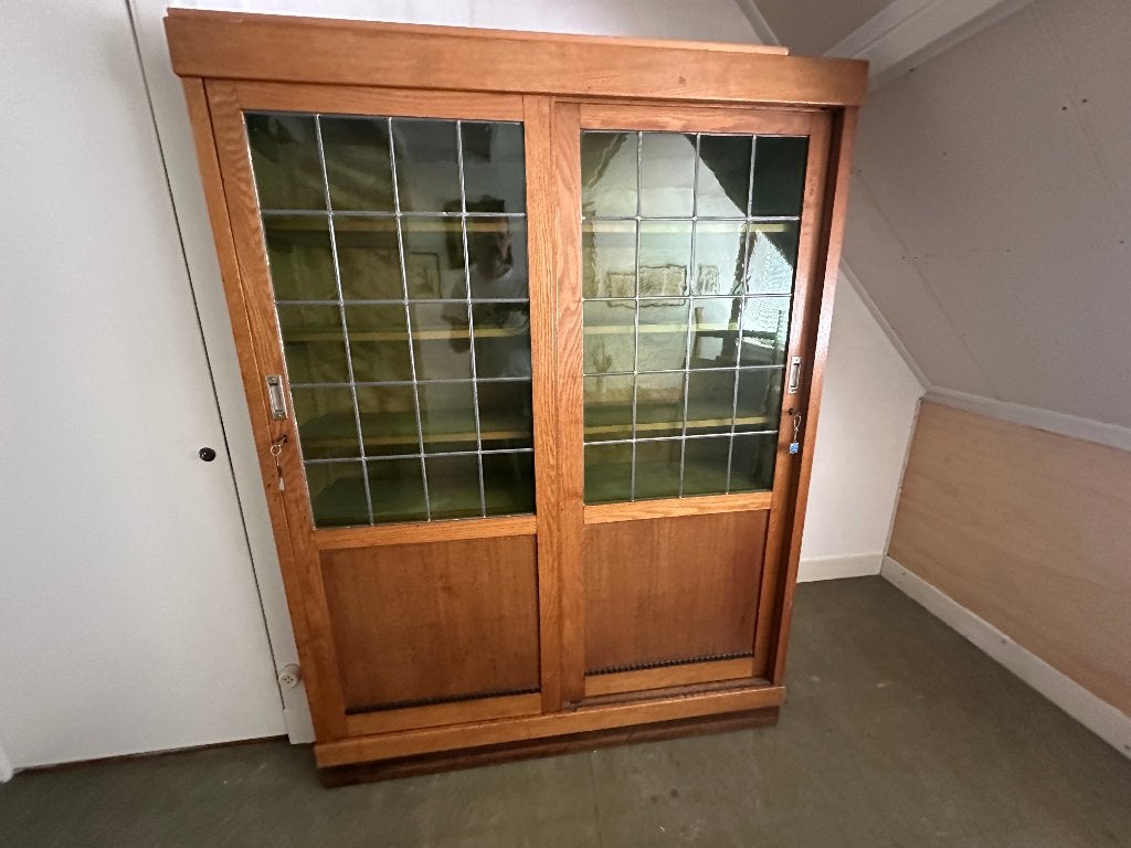 Antieke boekenkast / vitrinekast. Glas-in-lood schuifdeuren, Ophalen