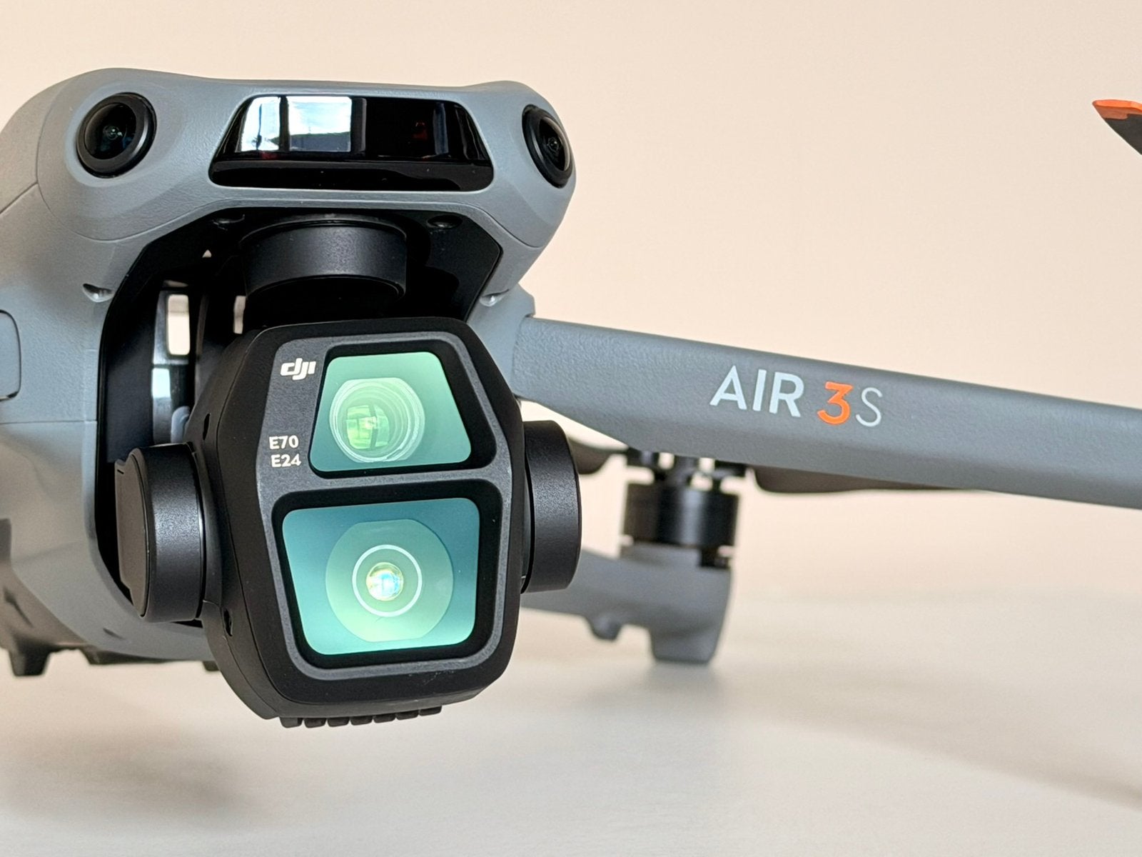 DJI Air 3s Fly More Combo + Smart RC2 | Nieuw!, 250 tot 900 gram, 30 tot 45 minuten, Cameradrone, 5 tot 10 kilometer