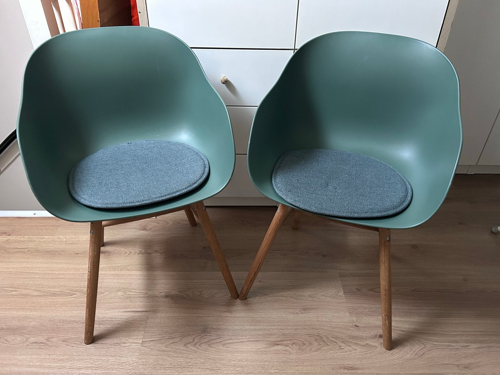Set van 2 groene kuipstoelen met houten poten, Ophalen, Gebruikt, Twee, Overige kleuren