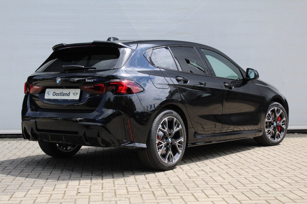 BMW 1 Serie 120 M Sport Automaat / Panoramadak / Trekhaak /, Auto's, BMW, Zwart, 156 pk, Zwart, Bedrijf