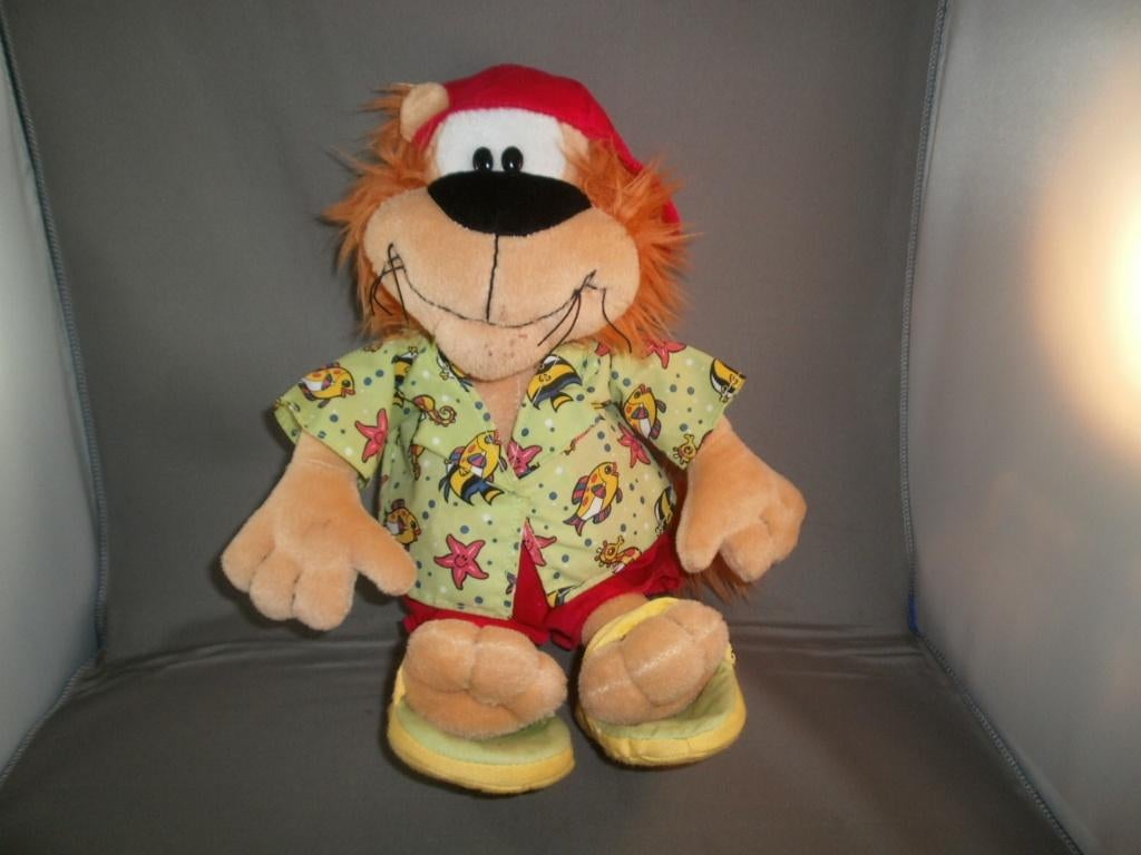 loeki de leeuw in zomer outfit slippers en pet rode broek, Kinderen en Baby's, Ophalen of Verzenden, Zo goed als nieuw, Overige typen