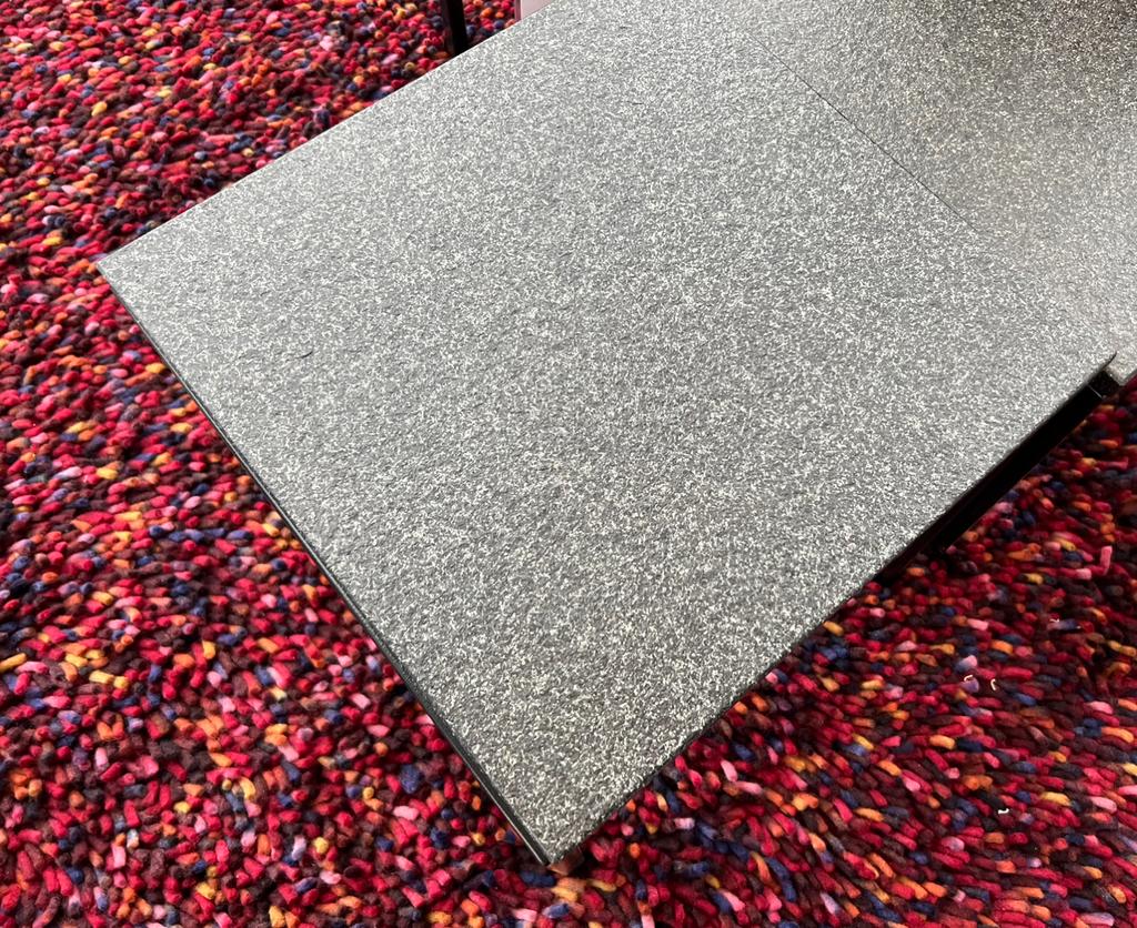 Nieuw Metaform S 16 Graniet Bijzettafel Zwart, Ophalen of Verzenden, Nieuw, Rond, Minder dan 50 cm