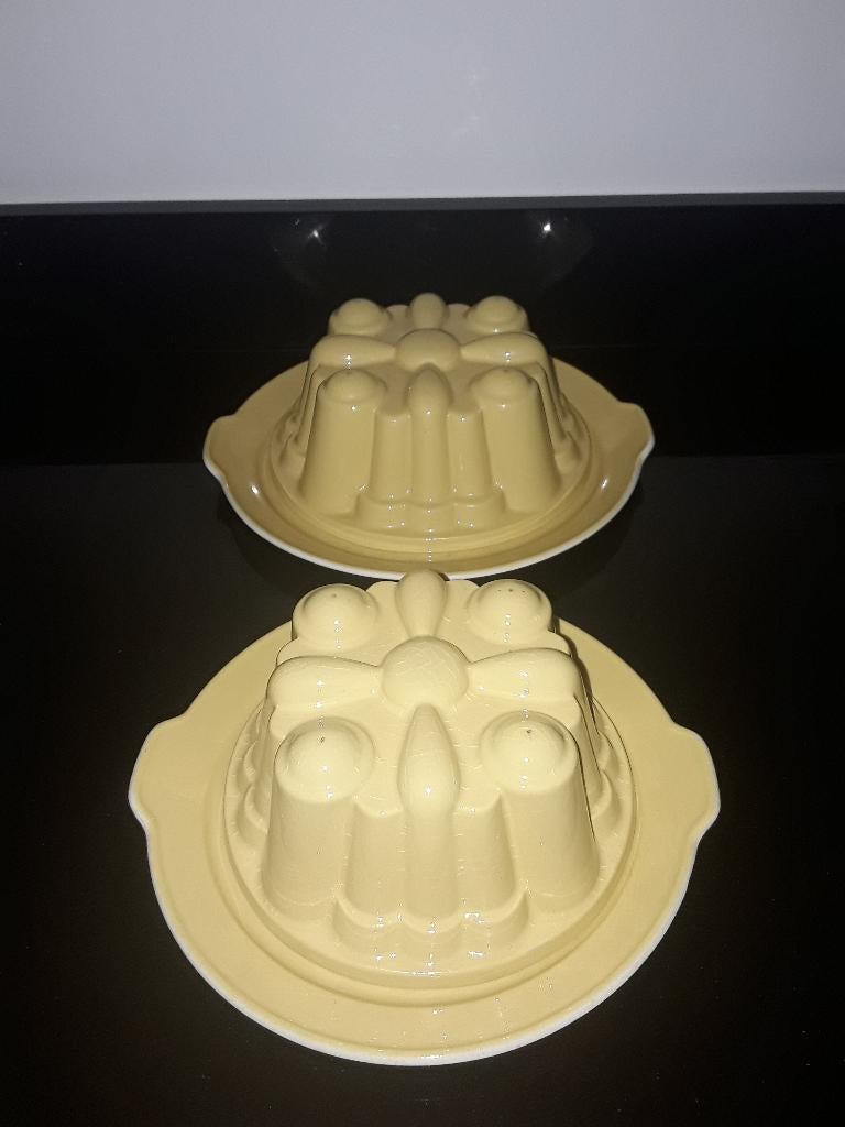 2 Regout pastel gele puddingvormen en onderschaal, Huis en Inrichting, Keuken | Servies, Verzenden, Overige typen, Zo goed als nieuw