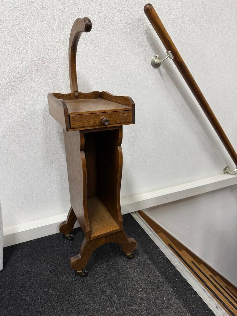 Vintage Houten Butler Tafel met Tijdschriftenrek, Antiek en Kunst, Antiek | Meubels | Tafels, Ophalen of Verzenden