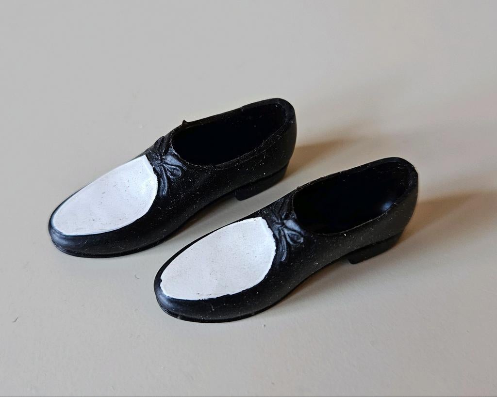 Vintage (Barbie) Ken schoenen zwart/wit Japan, Ophalen of Verzenden, Kleertjes