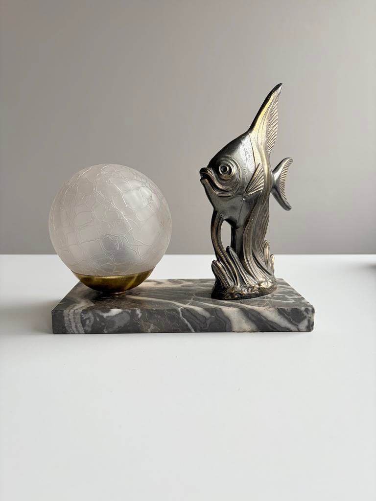 Art Deco tafellamp met een metalen vis, marmeren voet, Antiek en Kunst, Antiek | Lampen, Ophalen