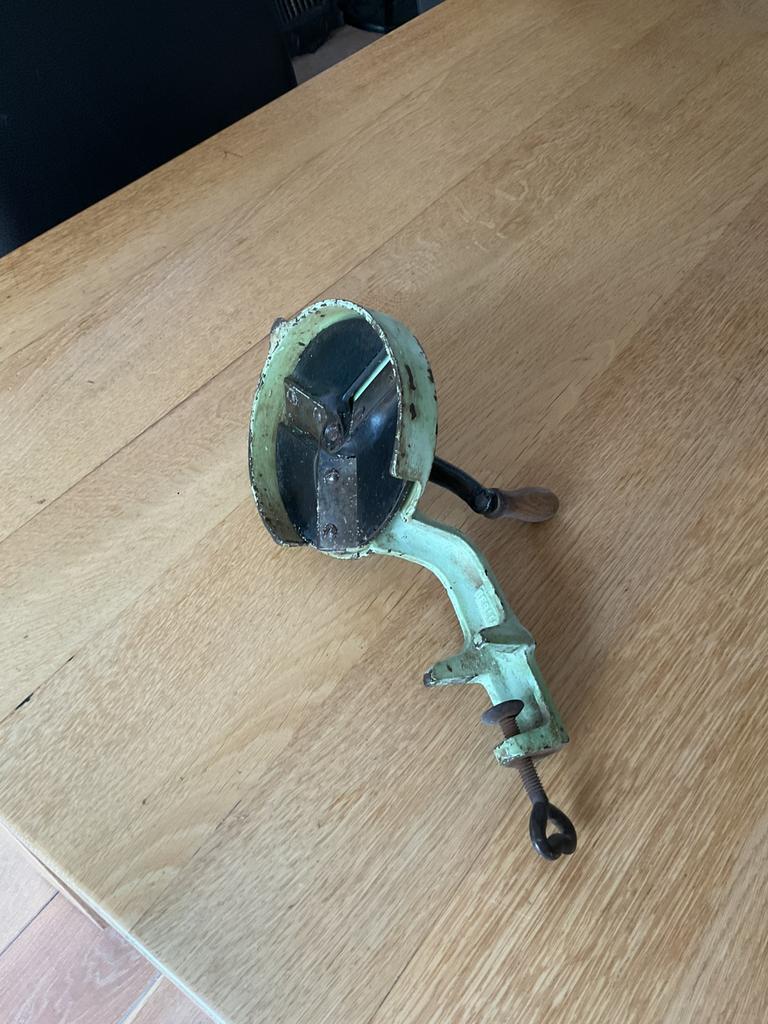 Antieke snijboonsnijder, Ophalen