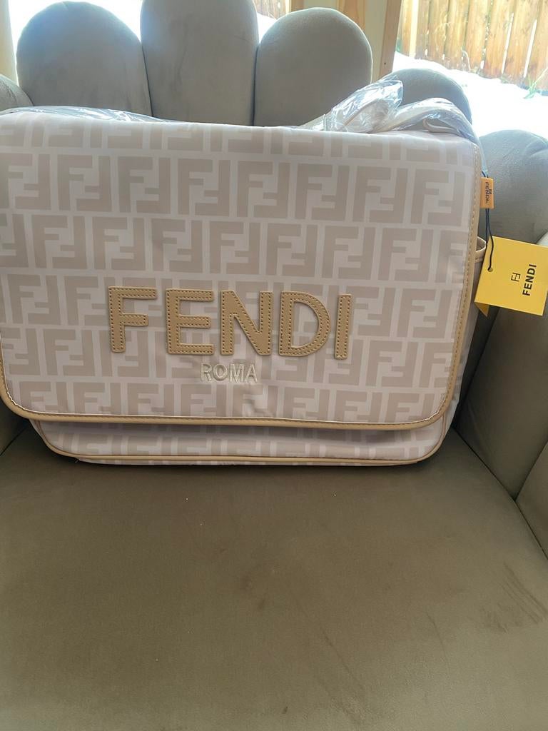Nieuwe Fendi Luiertas Beige met toebehoren, Kinderen en Baby's, Luiertassen, Nieuw, Schoudertas, Ophalen of Verzenden