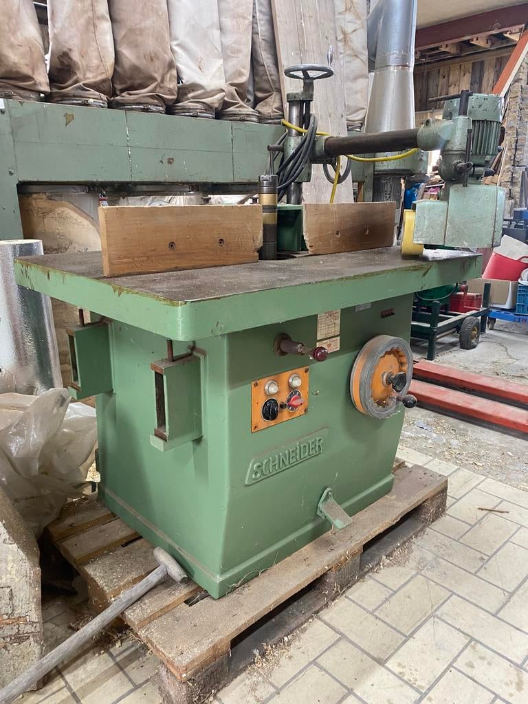 Goed draaiende fraisemachine 380 v met door voer  apparaat, Doe-het-zelf en Verbouw, Gereedschap | Freesmachines, Ophalen of Verzenden