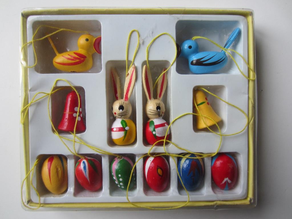 doosje met 12 kleine gekleurde houten paashangers, Ophalen of Verzenden, Gebruikt