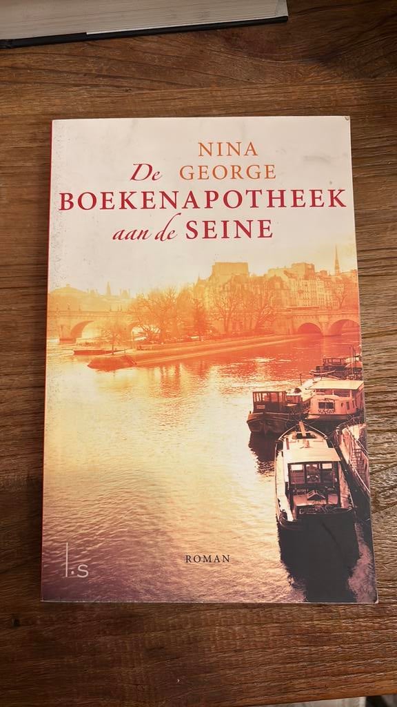 Nina George - De Boekenapotheek aan de Seine, Boeken, Ophalen of Verzenden, Zo goed als nieuw, Nina George