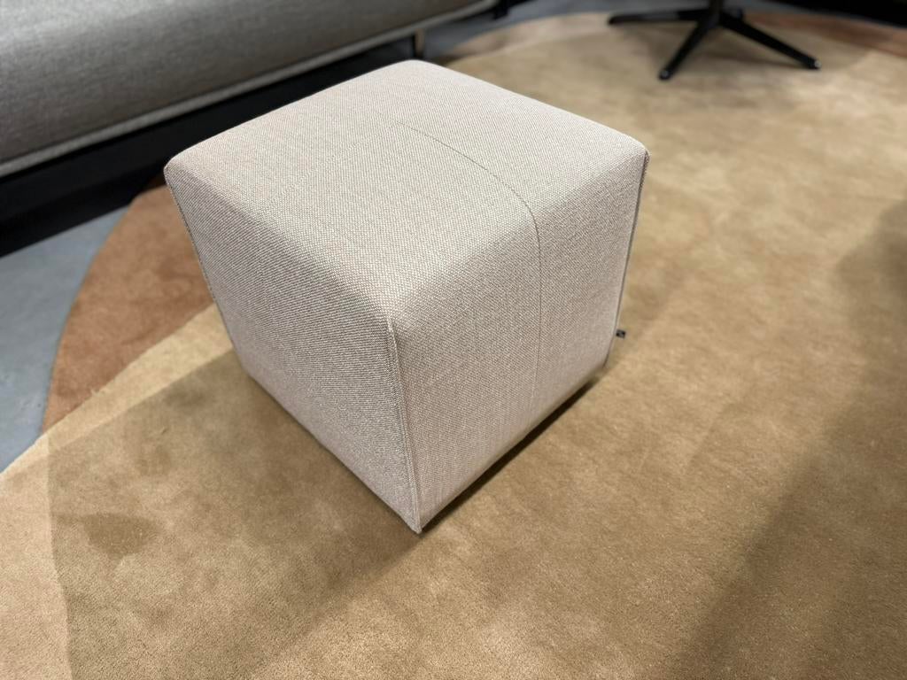Nieuw Eyye Kub 47 Poef Milton Floral Stof Kruk Voetenbank, Huis en Inrichting, Banken | Voetenbanken en Poefen, Leolux Harvink Jori Rolf Benz Design on Stock Pode Montis