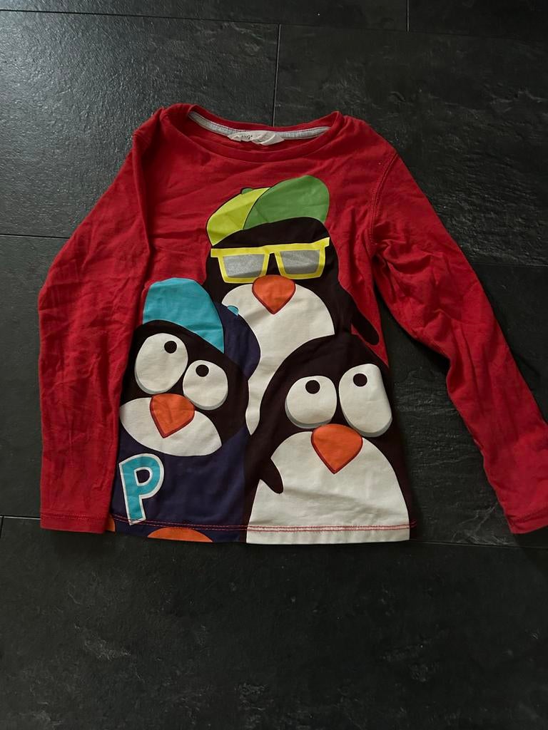 H&M Rood Pinguin Shirt Maat 110/116, Ophalen of Verzenden, Zo goed als nieuw, Jongen of Meisje, Overige typen