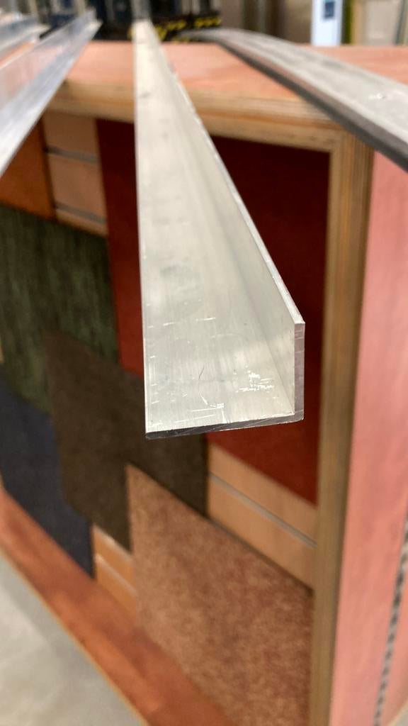 Aluminium hoeklijn profielen glaslatten T-profiel gebruikt, Ophalen, Zo goed als nieuw, 250 mm of meer