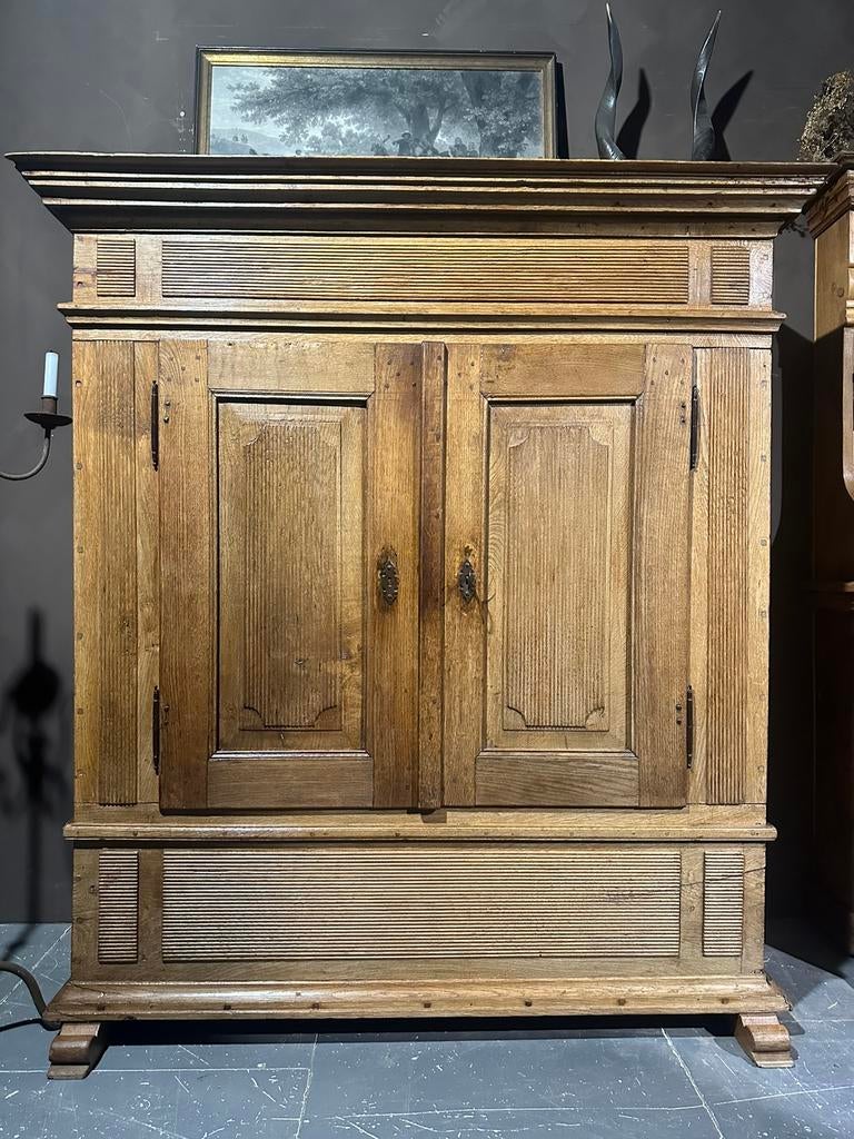 "HENDRICKX " Eiken Kast met briefpaneel 18e Eeuw., Antiek en Kunst, Antiek | Meubels | Kasten, Ophalen