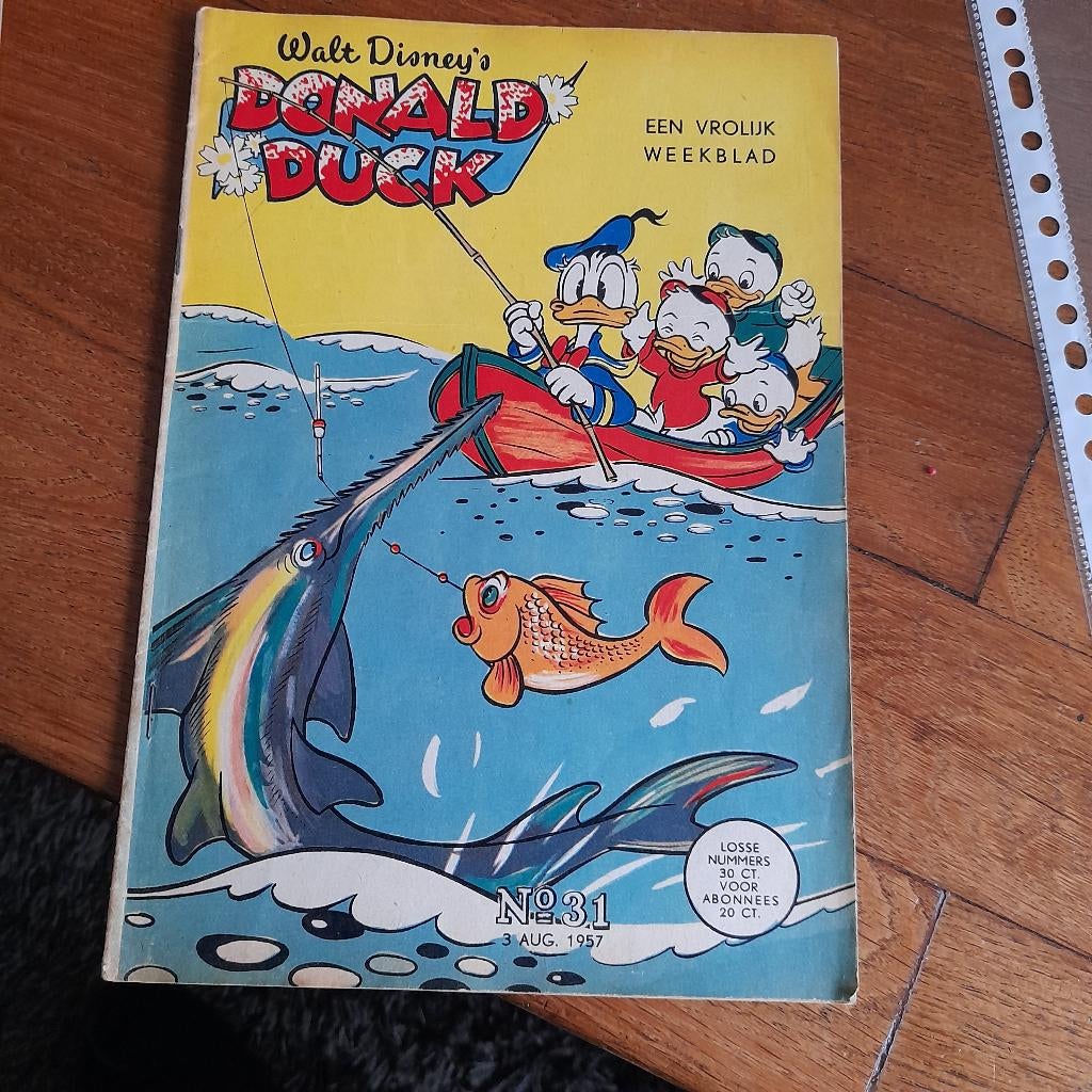 Donald Duck no 26 en 31  1957, Gelezen, Walt Disney, Ophalen of Verzenden, Meerdere stripboeken