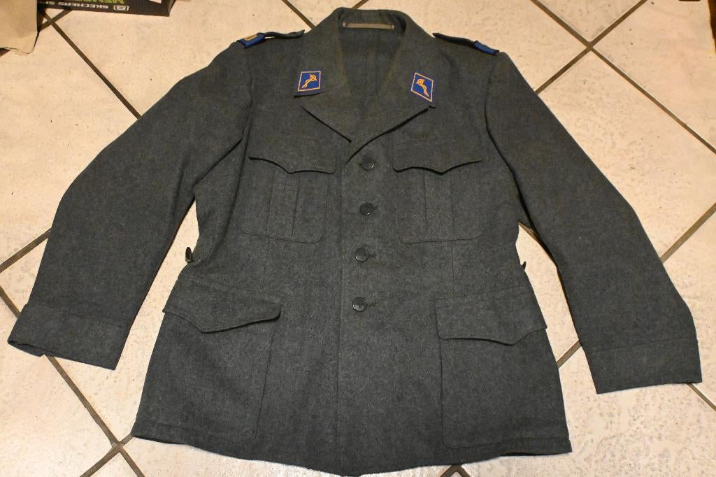 zwitserland uniform jas geneeskundig met emblemen, Verzamelen, Militaria | Algemeen, Ophalen of Verzenden, Landmacht, Overige gebieden