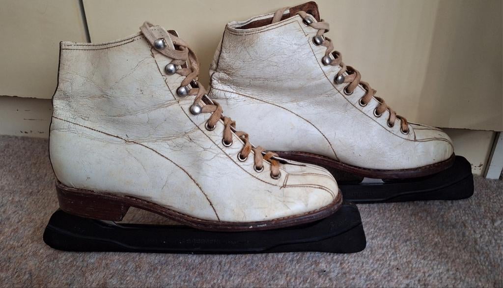 Schaatsen Maat 41 + Beschermers, Sport en Fitness, Schaatsen, Overige merken, Gebruikt, Ophalen of Verzenden, Kunstschaatsen
