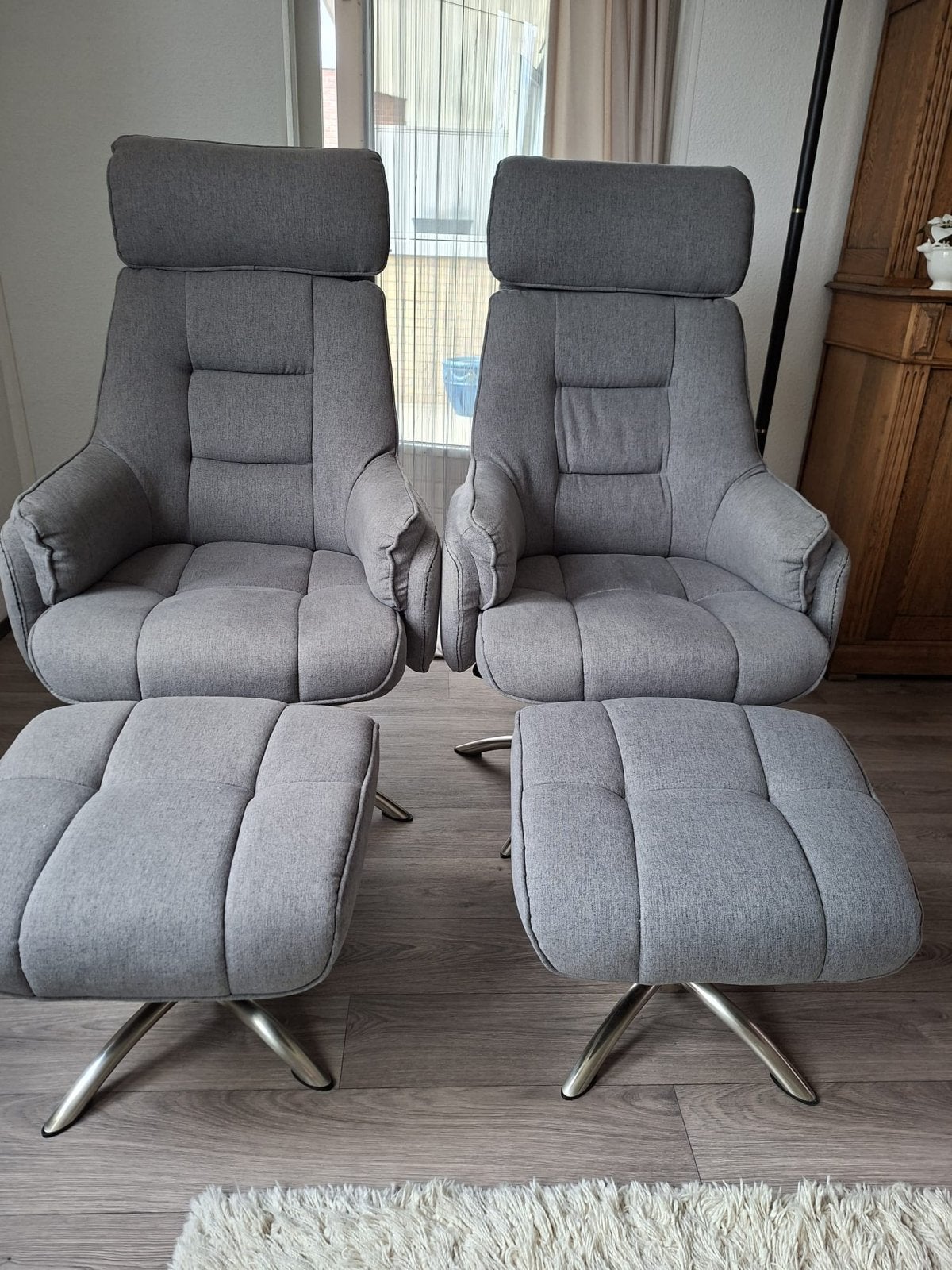 2 Draaiende Relaxfauteuils met Voetbanken, Grijs, Ophalen, 75 tot 100 cm, Zo goed als nieuw, Stof