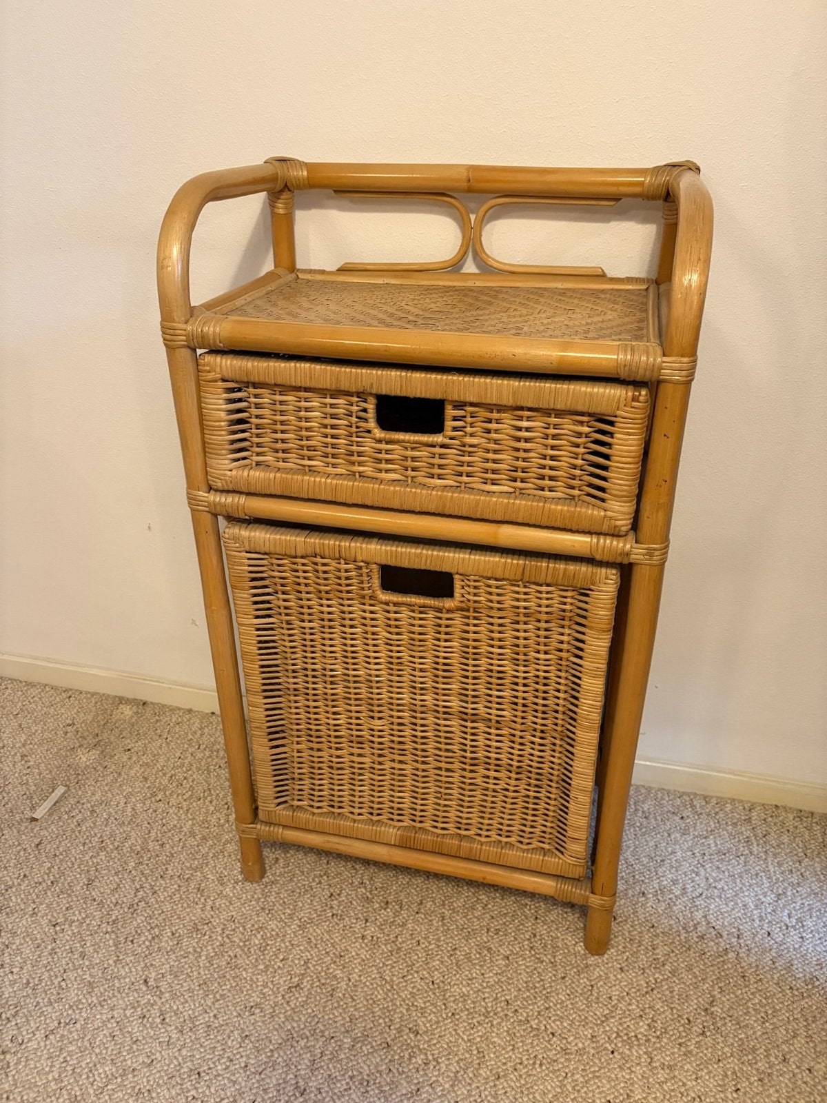 Foto 12 van Vintage rotan ladekastje met 2 laden