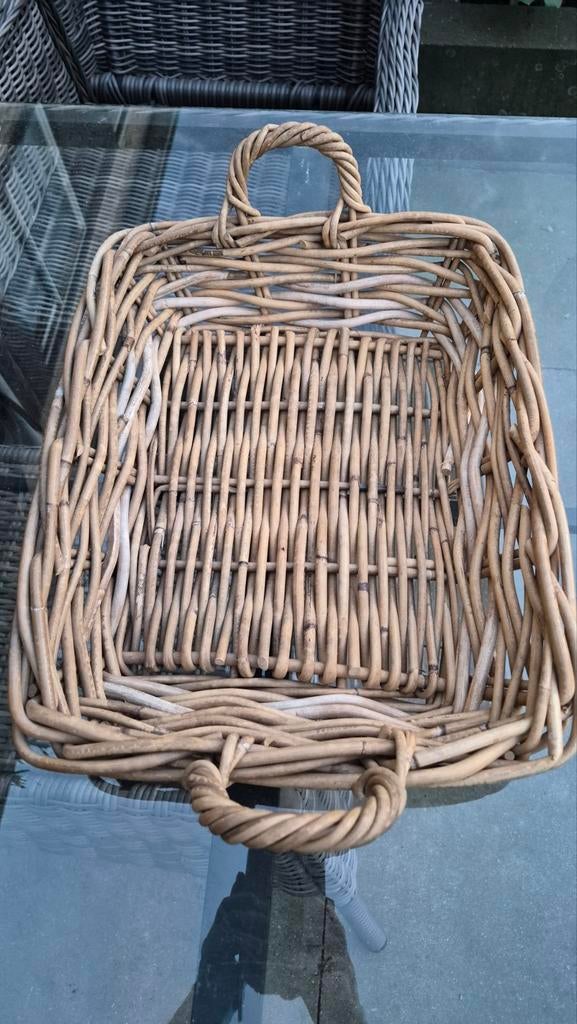 Rotan mand, Huis en Inrichting, Woonaccessoires | Schalen en Manden, Gebruikt, Mand, Vierkant, Riet, Ophalen of Verzenden