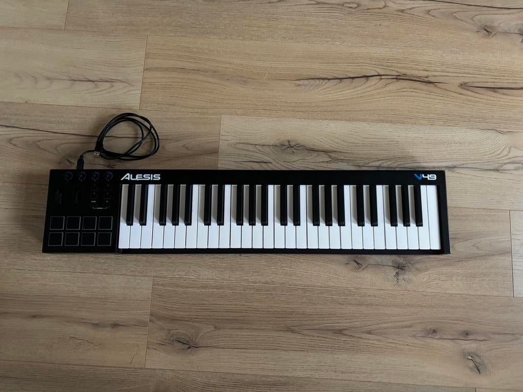 Alesis V49 keyboard met drumpads., Ophalen, Zo goed als nieuw