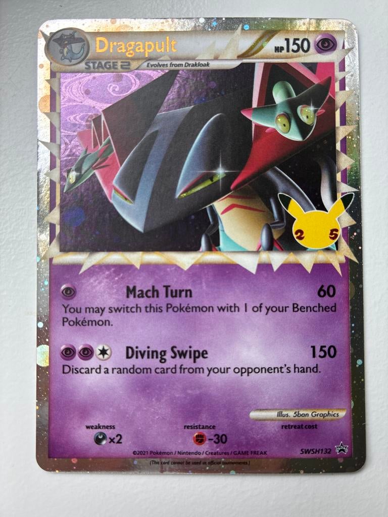 Dragapult SWSH132 Celebrations Pokémon Kaart Foil, Hobby en Vrije tijd, Verzamelkaartspellen | Pokémon, Zo goed als nieuw, Losse kaart
