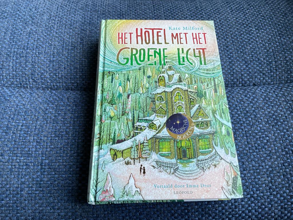 Het Hotel met het Groene Licht - Kate Milford, Boeken, Ophalen of Verzenden, Zo goed als nieuw, Fictie