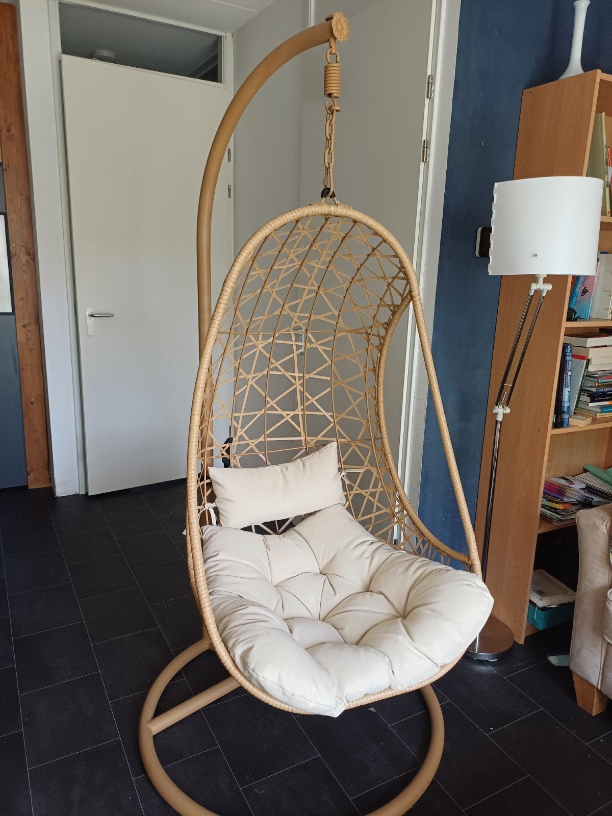 Comfortabele hangstoel met standaard en kussens, Ophalen, Zo goed als nieuw, Metaal, Eén