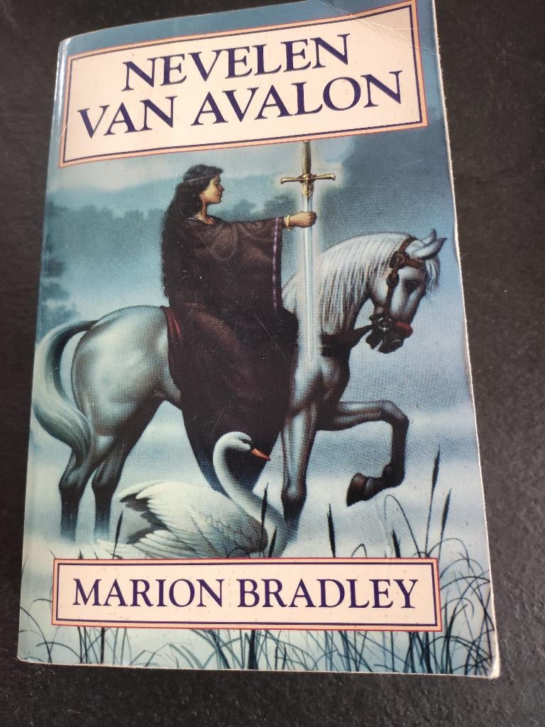 Nevelen van Avalon paperback in nette staat, Boeken, Ophalen of Verzenden, Zo goed als nieuw