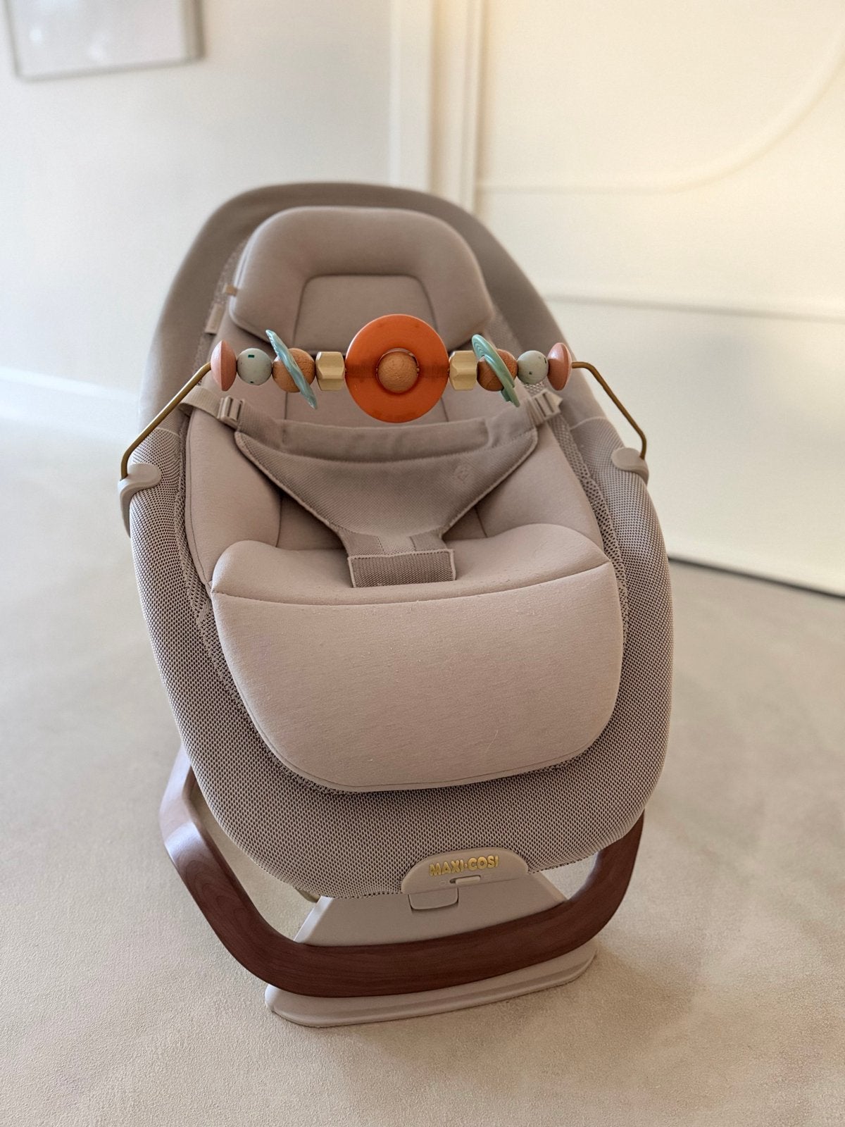 Maxi-Cosi Dove Pro Wipstoel - Elegance Beige met speelnoog, Ophalen, Zo goed als nieuw, Wipstoel, Met gordel(s) of riempje(s)