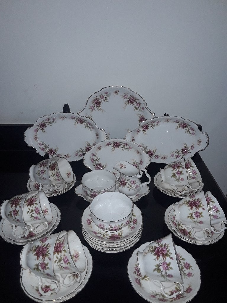 Royal albert Romance, Antiek en Kunst, Antiek | Servies compleet, Verzenden