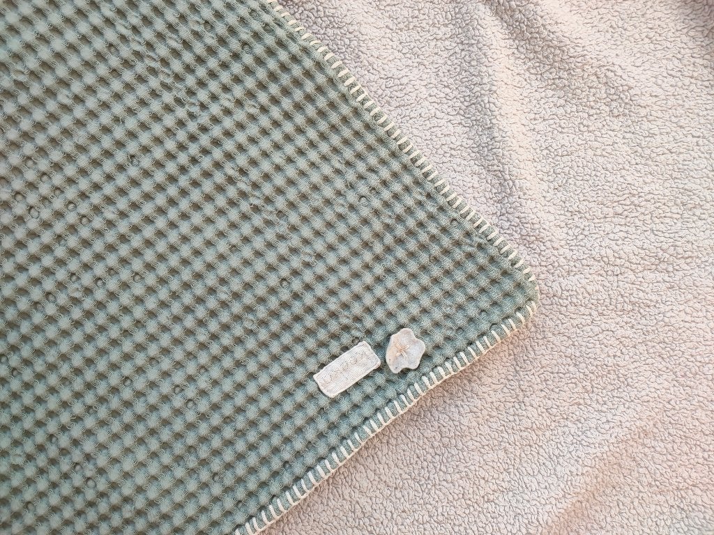 Koeka babydeken - Grijs/Groen, Gebruikt, Dubbelzijdig, Koeka, Ophalen of Verzenden